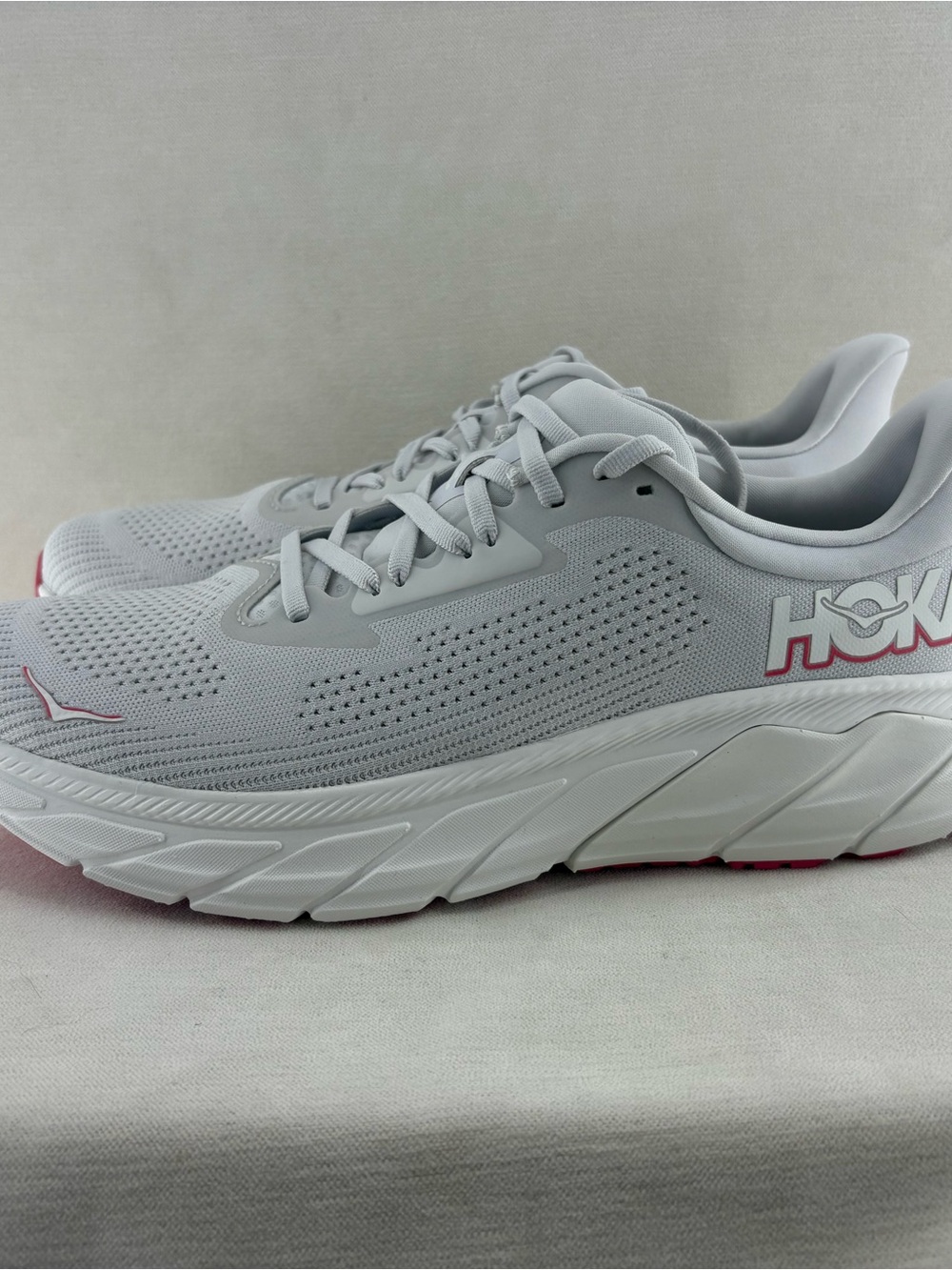 Hoka Arahi 7 men’s light grey/ red running shoes size 12B NEW